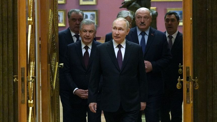 Společenstvo prstenu. Putin rozdal postsovětským lídrům „Sauronův“ suvenýr